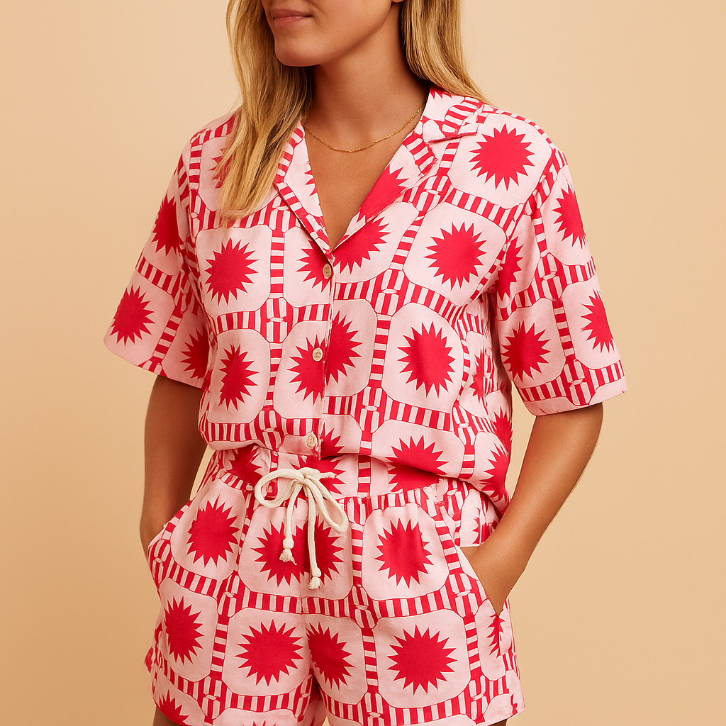 Women’s two-piece floral outfit with blouse and shorts, ideal for beach, vacation, and summer days.